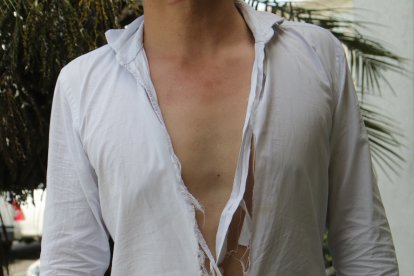 La víctima quedó con su camisa dañada tras el cruce con los ladrones.