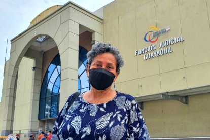 Karen Sánchez, abogada del Centro Ecuatoriano para la Promoción y Acción de la Mujer (Cepam), entidad que patrocina a la familia de Noelia y de Adriana, sostiene que es revictimizante para la madre de la víctima, escuchar una u otra vez los hechos suscitados. “Es un dolor constante revivir los hechos, en el caso de Adriana y Santiago, hubiese sido bueno que solo se den dos audiencias, porque es un sufrimiento más para la familia”, menciona.
Sánchez pide a la justicia que exista más celeridad, “sería bueno cambiar el Código Penal, en el sentido que sean más ágiles para juzgar a un procesado que le quita la vida a una mujer”, expresa.
En el caso de Noelia, la profesional del Derecho revela que se solicitó en audiencia que el presunto femicida sea ingresado a la lista de los más buscados. “Se armaron varios operativos de captura, pero no ha podido ser localizado, lamentablemente la pandemia hizo que demore la emisión de la boleta”.