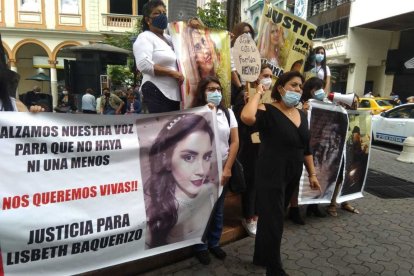 Katty Muñoz ha realizado varios plantones en busca de justicia por la muerte de su hija Lisbeth.