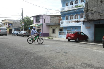 En el lugar donde fue quemado el carro aún están los vidrios rotos.