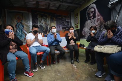 Los fieles forman un círculo antes de proclamar sus plegarias a la santa.