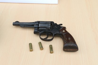 Esta es el arma que cargaba uno de los detenidos en su poder.