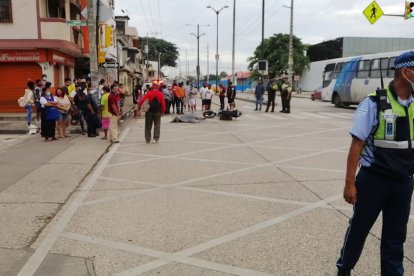 El cuerpo del agente quedó sobre la calzada.