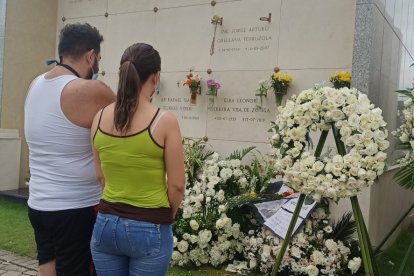 Esta pareja de esposos conoció al animador durante una sesión de fotos. Ayer visitaron su tumba.