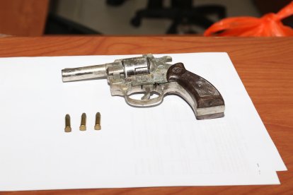 Los detenidos cargaban un arma de fuego y tres balas.