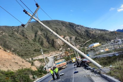 El choque causó que el parante de luz eléctrica estuviera a punto de caerse.