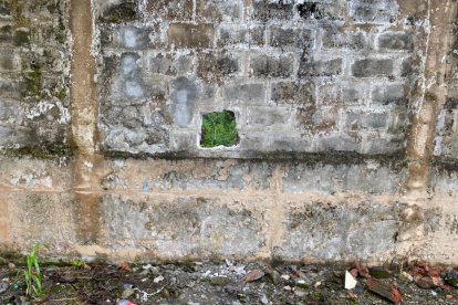 Por este agujero se salió el privado de su libertad.