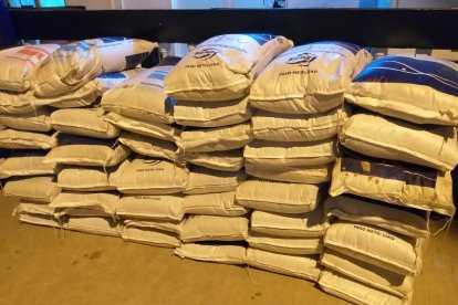 Decenas de sacos de alimento balanceado también fueron recuperados.