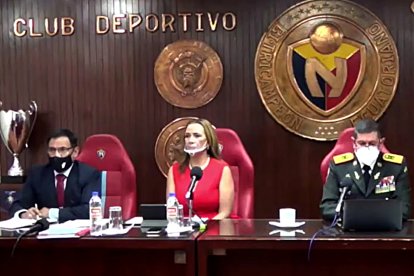 Lucía Vallecilla (c) recibió varias críticas a su gestión durante la asamblea de socios del Nacho, que fue dirigida por Gustavo Acosta (d).