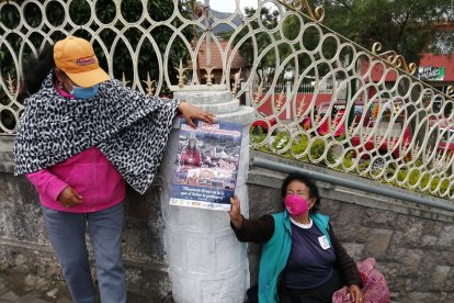 Beatriz Guevara y Enma Carrasco venden velas afuera de la iglesia.