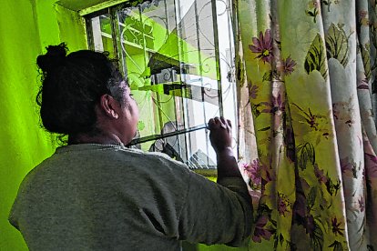 La mayoría de  ventanales del inmueble quedaron destrozados luego del hecho.