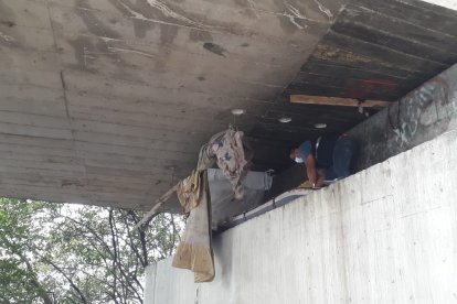 Los pasos a desnivel del sector también estaban tomados por intrusos, que ya fueron desalojados.