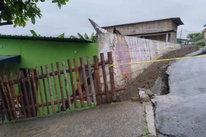 Las bases de esta vía se desprendieron por la acumulación del agua