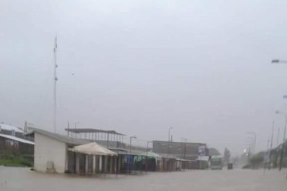 El agua lluvia acumulada en gran cantidad.