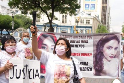 Katty Muñoz ha realizado varios plantones en busca de justicia por la muerte de su hija.