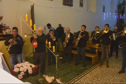 Los músicos dentro del templo entonaron sus instrumentos en agradecimiento a la Virgencita.