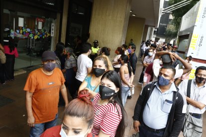 Quienes dejaron a última hora por el trámite deben esperar en una extensa cola.