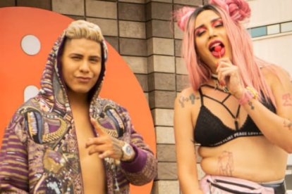 Razz el faraón junto a Plasticboy, quien luce una peluca fucsia y que es parte del video de