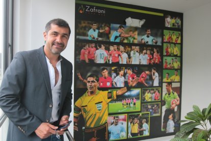 El restaurante de Zambrano tiene un mural con imágenes de partidos que dirigió y está decorado con elementos de su carrera como árbitro.