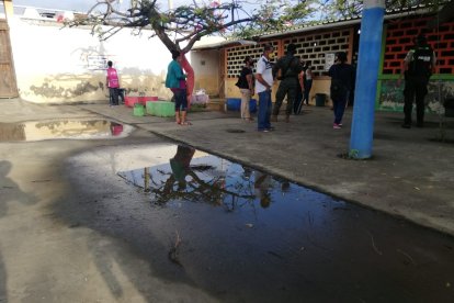 Así votan en San Clemente, un balneario de Manabí.