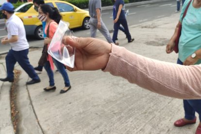 Una persona vende plásticos para los certificados de votación.