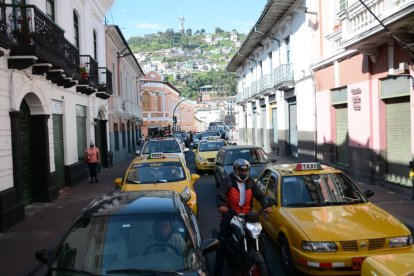 También se registra tráfico pesado en varios sectores de la capital. Sobre todo en el centro de Quito.