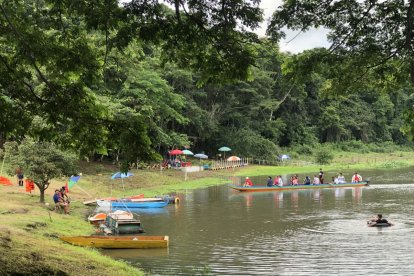 En el sitio se permite andar en canoa o pesca.