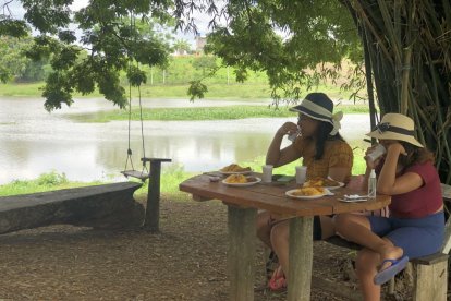 El seco de gallina criolla es el plato típico que se comercializa en el sitio.
