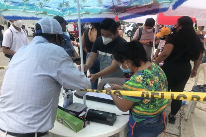 La familia de Carmen Yuquilema ofreció el servicio de plastificación.