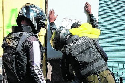 Aglomeraciones en las afueras de recintos electorales y seguridad 

 Quito 02 de Febrero de 2021 Agencia(ag-extra ag-expreso-ag-quito)