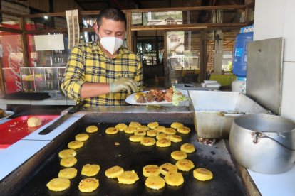 Las tortillas de maíz asadas en piedra son uno de los platos típicos.