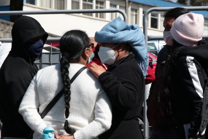 Familiares de las víctimas esperaban sus cuerpos en el Departamento de Medicina Legal.