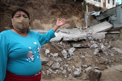 Yolanda Jaime indica cómo quedó el lugar luego del accidente.