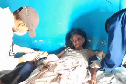 Personal médico enviado por el Municipio evaluó a Dora. Ella requiere traslado a un sitio donde pueda recibir atención digna.