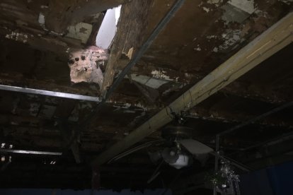 Lo que antes fue el tumbado de yeso hoy luce destruido. De lo que fue el piso superior de la csa solo quedan paredes y el techo no sirve, por lo que cuando llueve el agua les filtra.