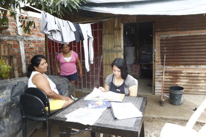 Las tareas de los chicos los prepara fuera de la humilde vivienda.