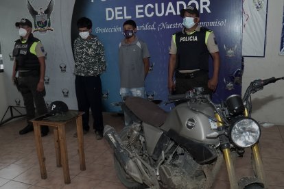 Los dos jóvenes que fueron capturados junto a Cara de niño. La moto en la que iban.