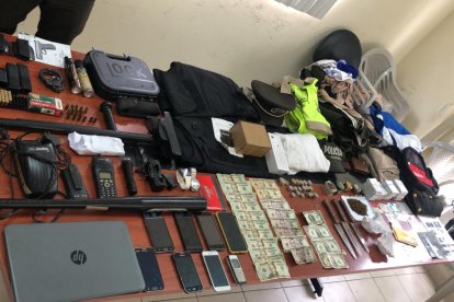 Entre las evidencias halladas a los detenidos había uniformes de la Policía Nacional.