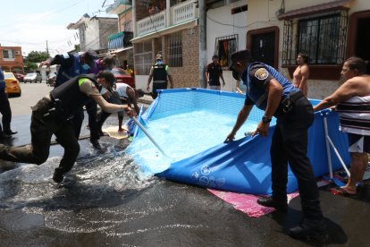 Policías y personal del Municipio desmontaron las piscinas.