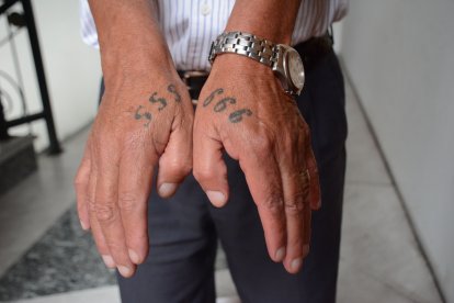 Uno de los creyentes se tatuó las iniciales de Salvo Siempre Salvo en una de sus manos.