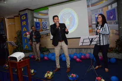 Los creyentes cantan luego de predicar el evangelio. Las reuniones son los domingos.