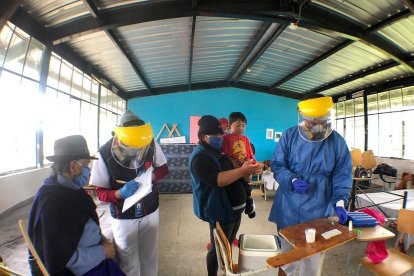 Los evacuados fueron valorados por médicos.