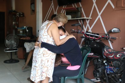 Familiares de Carlos Alfredo Martínez lloran su deceso.