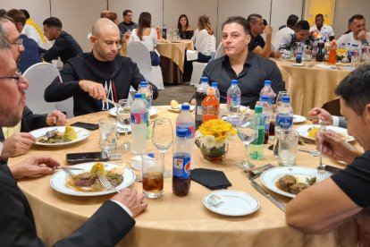 Javier Mascherano estuvo junto a los directivos de Barcelona.