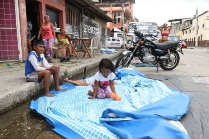 En la 16 y Febres Cordero fueron retirados dos estanques plásticos.