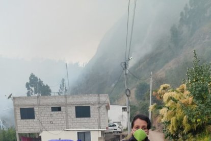 Los restos de los globos encontrados entre la vegetación.