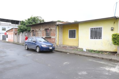 El crimen ocurrió en el interior del domicilio. Familiares ayer retiraban pertenencias de la víctima.