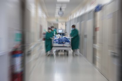 Personal de salud se encarga de trasladar al infectado a UCI.