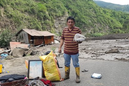 Algunos comuneros han podido rescatar unas pocas cosas.