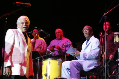 Johnny PAcheco comenzó con la música salsa en la década de los 60.